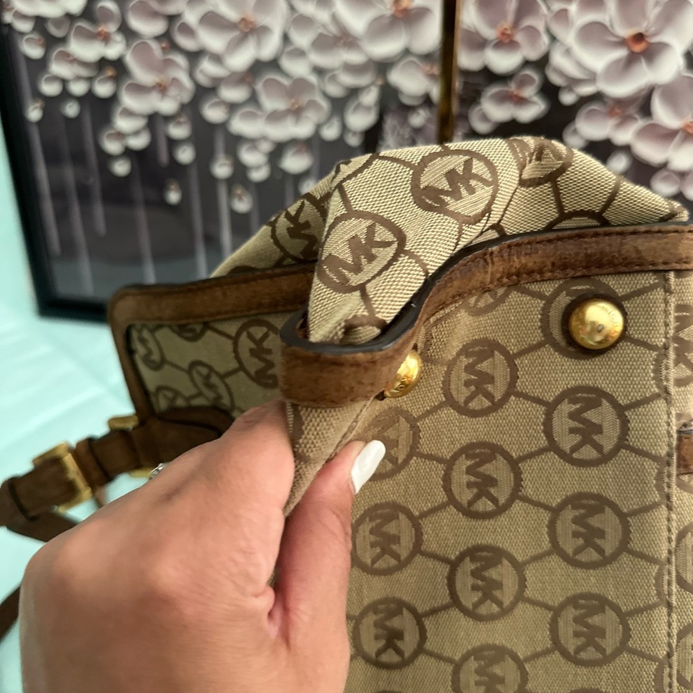EUC MICHAEL KORS CROSSBODY HAND BAG - Picture 4 of 14